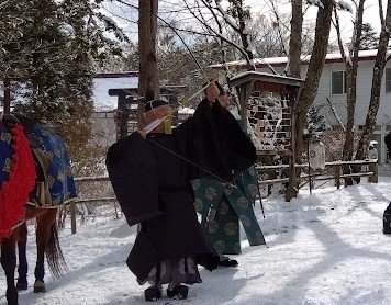 義経神社初午祭_矢刺しの神事